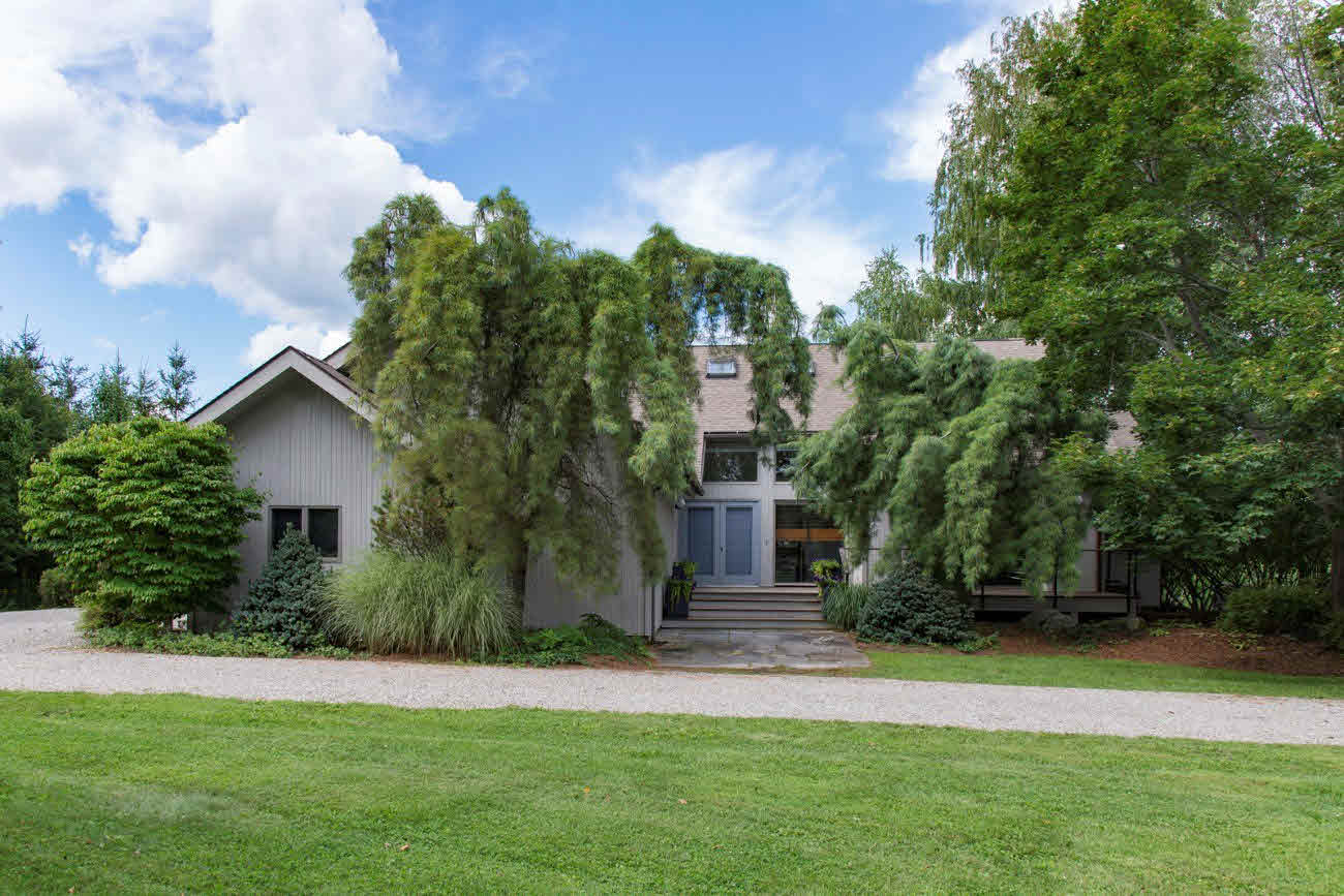 Building photograph for 20 HILLCREST LANE